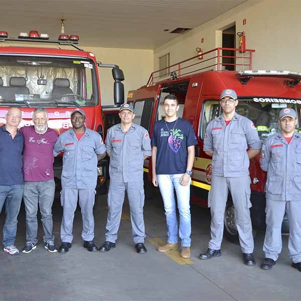 Pai e filho agradecem o trabalho do Corpo de Bombeiros de Paraguaçu