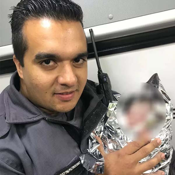 Policiais militares fazem parto de bebê na calçada em Ourinhos