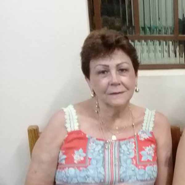 Elizabeth Zarpelão apaga velinhas nesta segunda