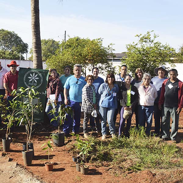 'Treinamento de Fruticultura Básica' realiza o plantio de árvores frutíferas no Lar dos Idosos