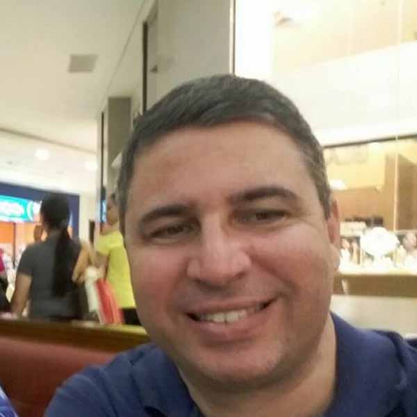 Luciano Mazzei apaga velinhas nesta terça