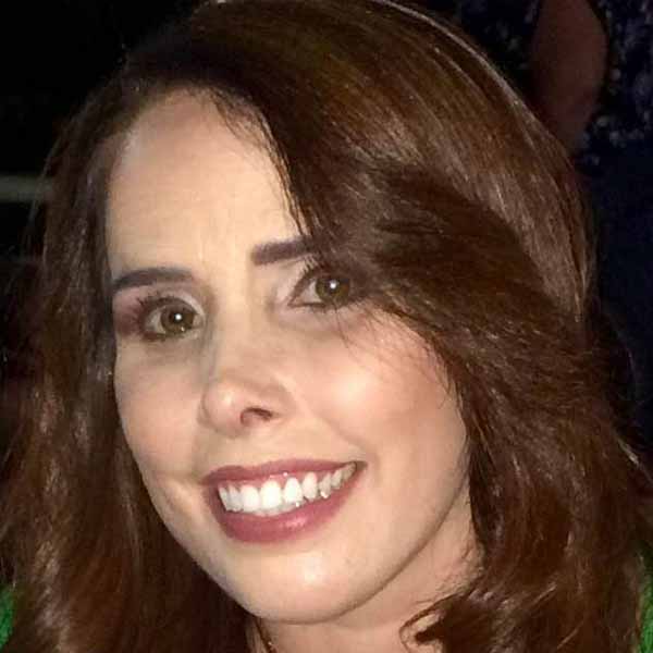 Andreza Santos recebe os parabéns pela chegada de mais um aniversário