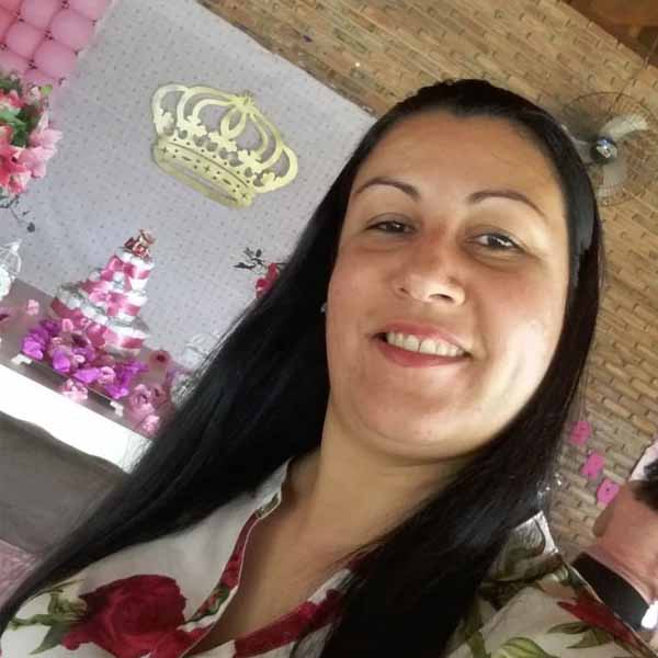 Danila Damazio recebe os parabéns pela chegada de mais um aniversário