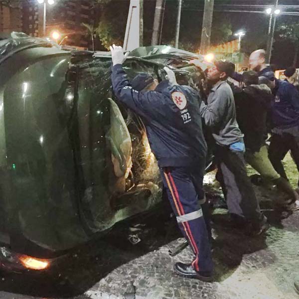 Passageiro morre após carros baterem e um deles atingir semáforo em Marília