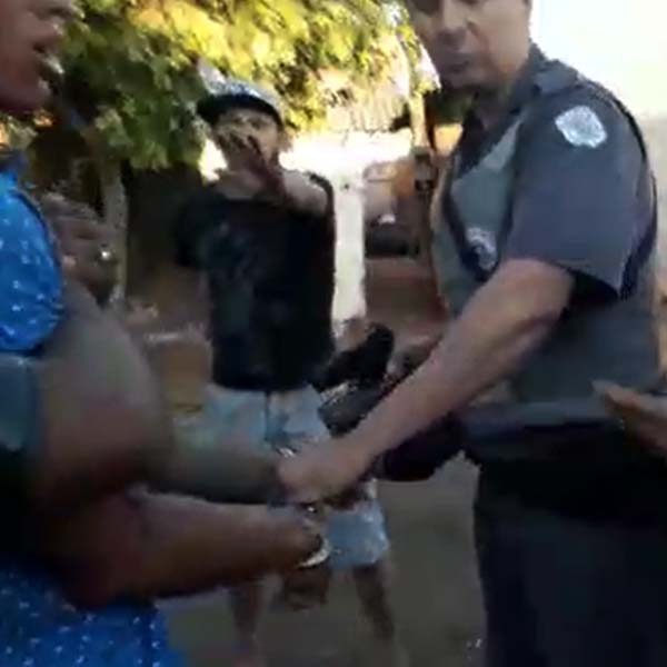 Atendimento de ocorrência gera confusão entre moradores e policiais em Paraguaçu; vídeo