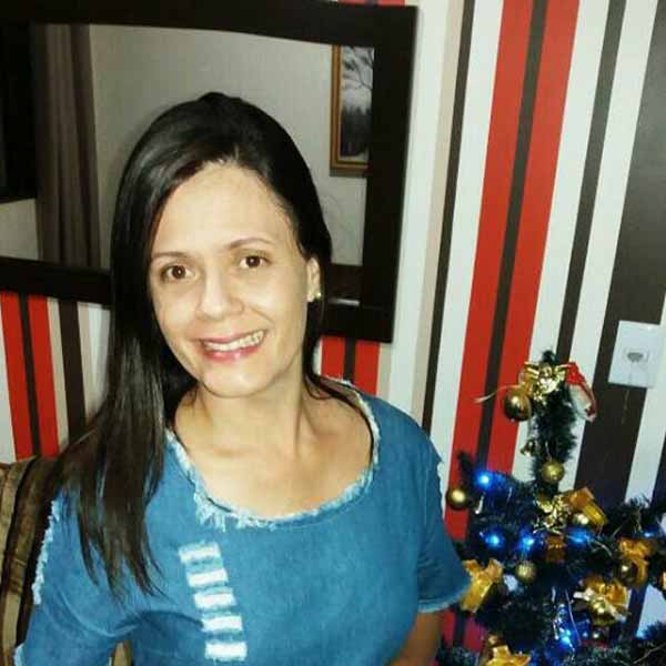 Marcia Cordeiro apaga velinhas nesta segunda