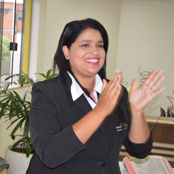 Patricia Aparecida apaga velinhas nesta sexta