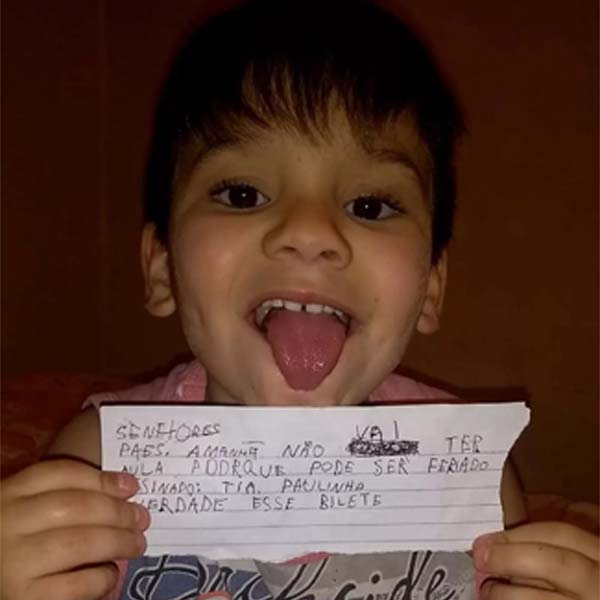 Menino que fez bilhete em nome da professora 'inventou' feriado para assistir a série, diz mãe