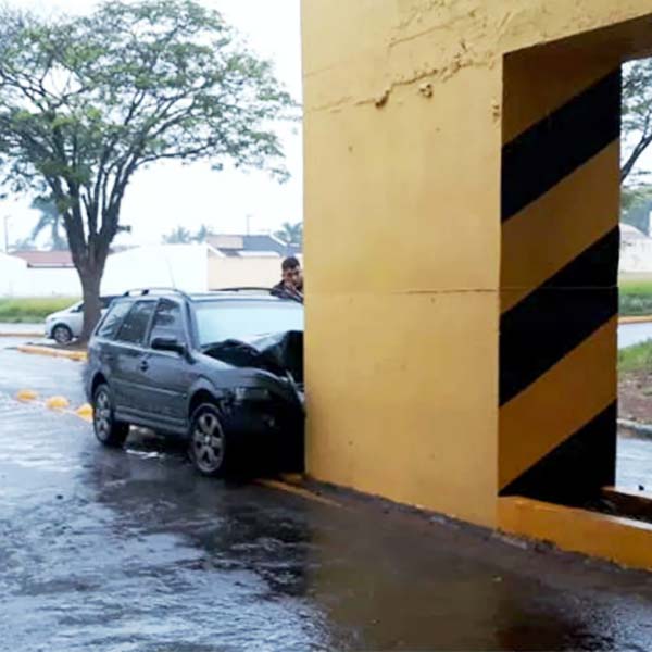 Grávida de gêmeos perde os filhos após bater carro na base de pontilhão em Tupã