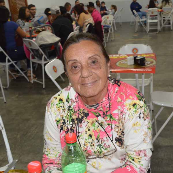 Vera Ribas recebe os parabéns pela chegada de mais um aniversário