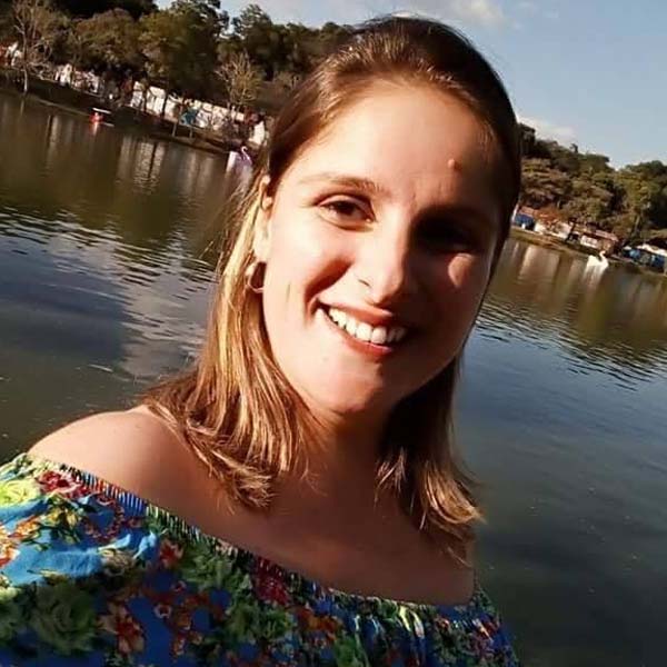 Professora morre após ser arremessada de carro na SP-294