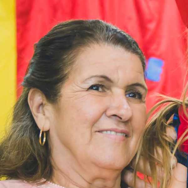 Maria Aparecida recebe os parabéns pela chegada de mais um aniversário