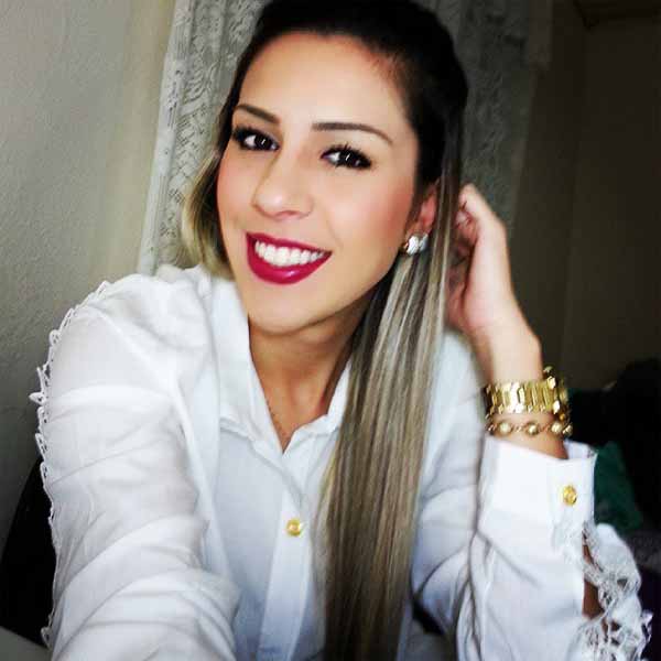 Viviane Lima recebe os parabéns pela chegada de mais um aniversário