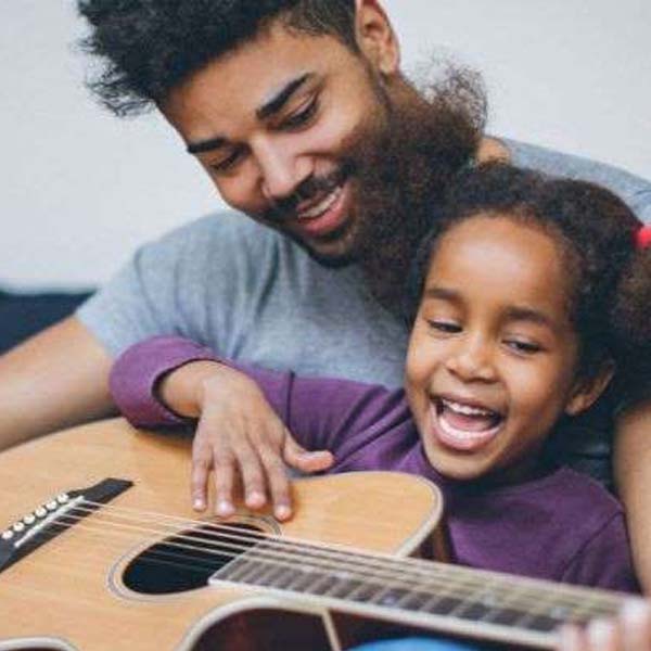 Quatro razões para que seu filho aprenda a tocar um instrumento musical