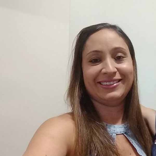 Thais Alcantara recebe os parabéns pela chegada de mais um aniversário