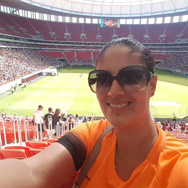 Aline Godinho recebe os parabéns pela chegada de mais um aniversário