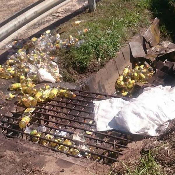Parte de carga de óleo de cozinha cai de caminhão na Raposo Tavares em Assis