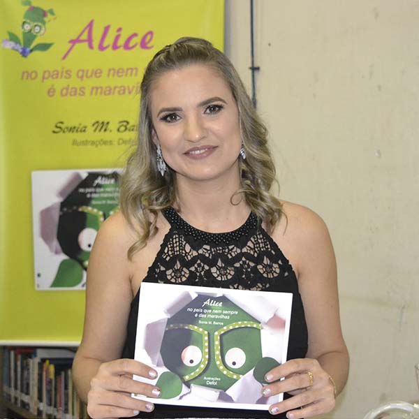 Bibliotecária e escritora lança livro infantil em Lutécia