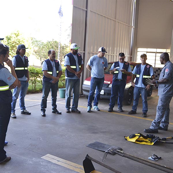 Equipe de Lutécia faz capacitação em Brigada de Incêndio no Corpo de Bombeiros de Paraguaçu