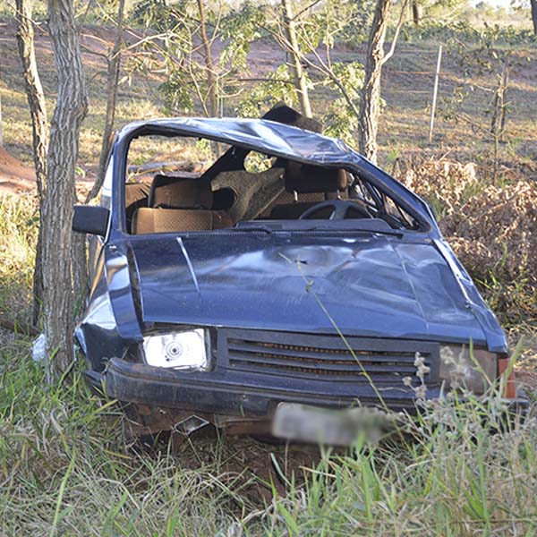 Veículo fica parcialmente destruído após capotar próximo ao balneário de Paraguaçu