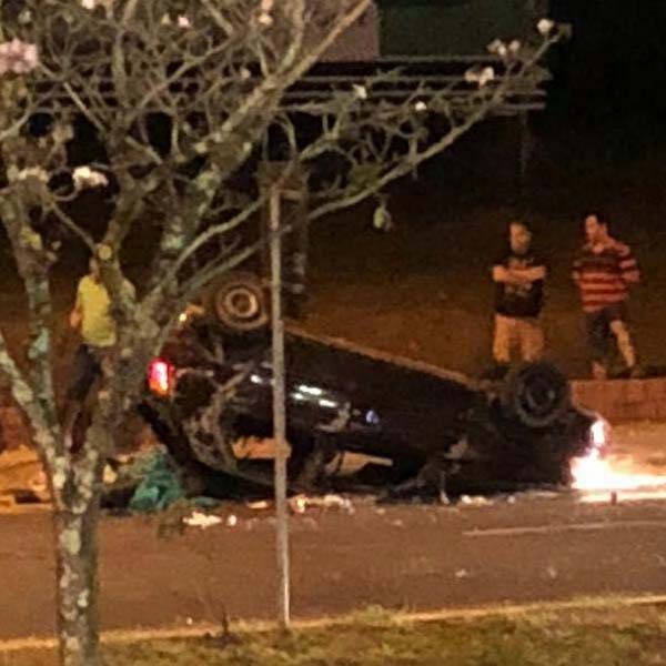 Motorista perde o controle e capota veículo próximo ao Walmart, em Assis