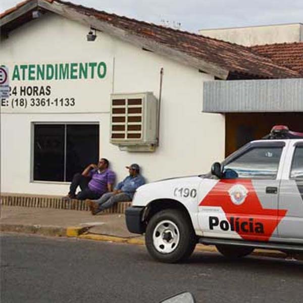 Adolescente que foi esfaqueada pelo ex-companheiro recebe alta da UTI