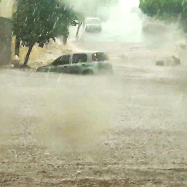 Chuva forte e com granizo causa alagamentos e arrasta carros em Assis