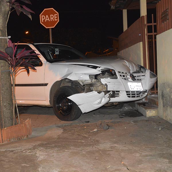 Carro colide contra portão de residência após se envolver em acidente com outro veículo