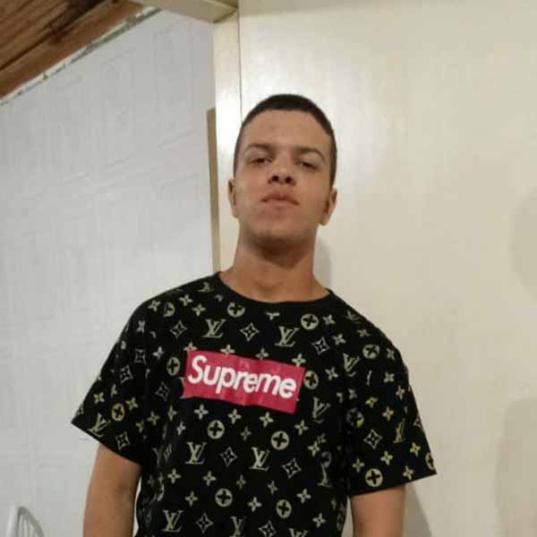 Carlos Eduardo apaga velinhas