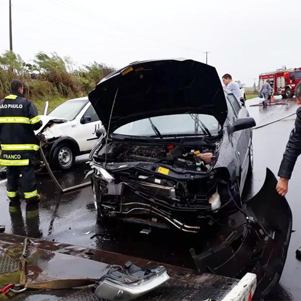 Motorista perde controle do carro e bate de frente com picape em rodovia de Tupã