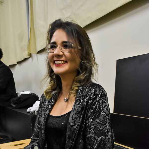 Natalia Inacio recebe os parabéns pela chegada de mais um aniversário