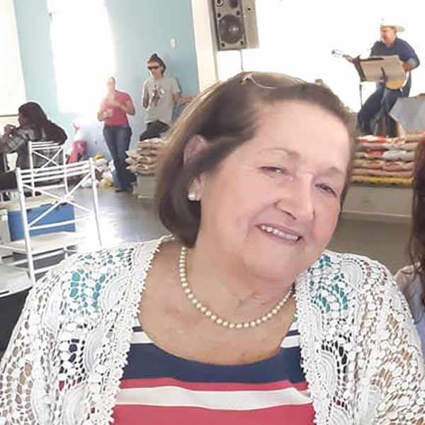Felipa Anhesin recebe os parabéns pela chegada de mais um aniversário