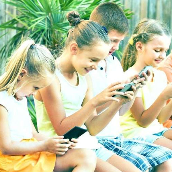 Celular para crianças: os cuidados que você deve ter ao dar um aparelho aos pequenos