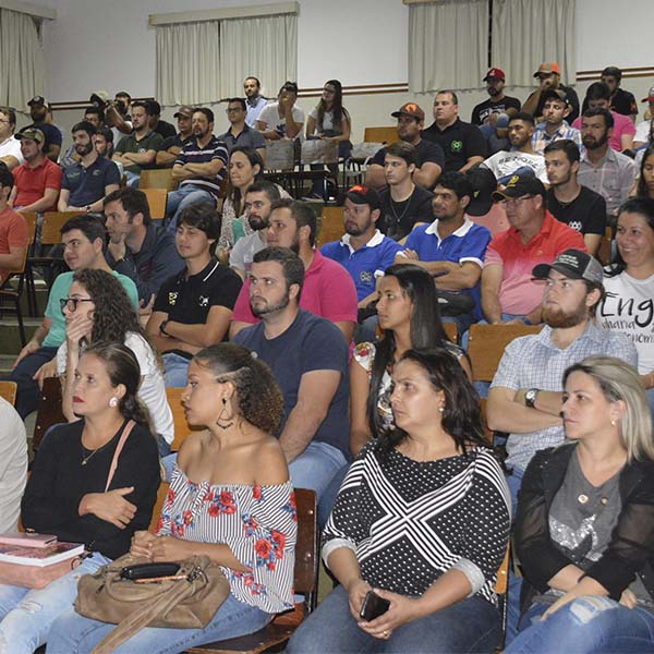 Alunos da Faculdades Gammon participam da palestra 'Logística reversa das embalagens de agrotóxicos'