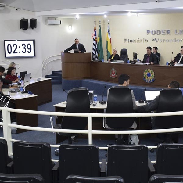 Vereadores fazem questionamentos à prefeita Almira Garms