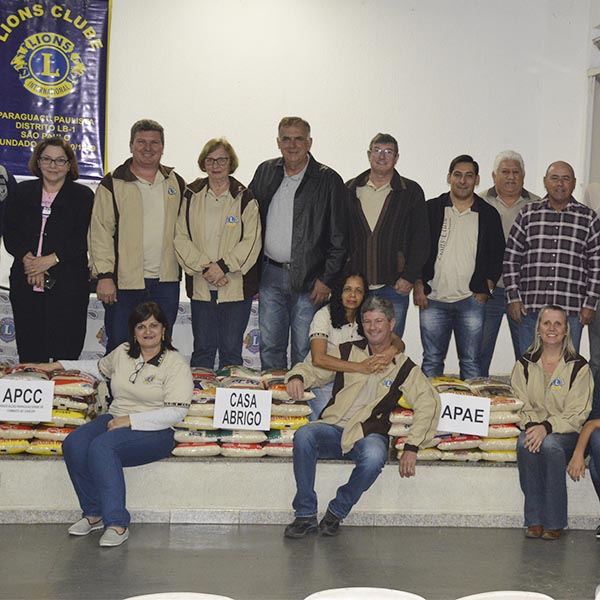Lions Clube faz entrega de alimentos arrecadados durante aniversário solidário