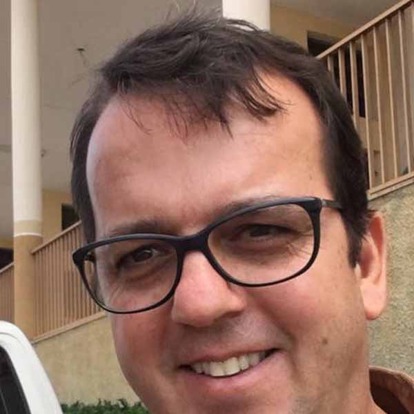 Olavo Morales recebe os parabéns pela chegada de mais um aniversário