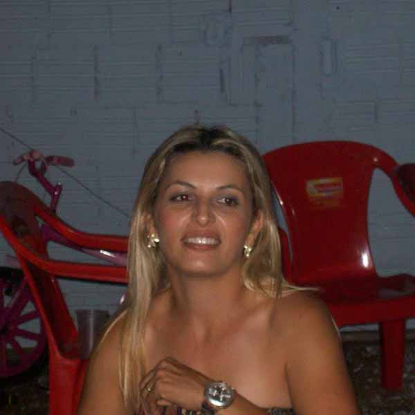 Débora Veríssimo apaga velinhas nesta quarta