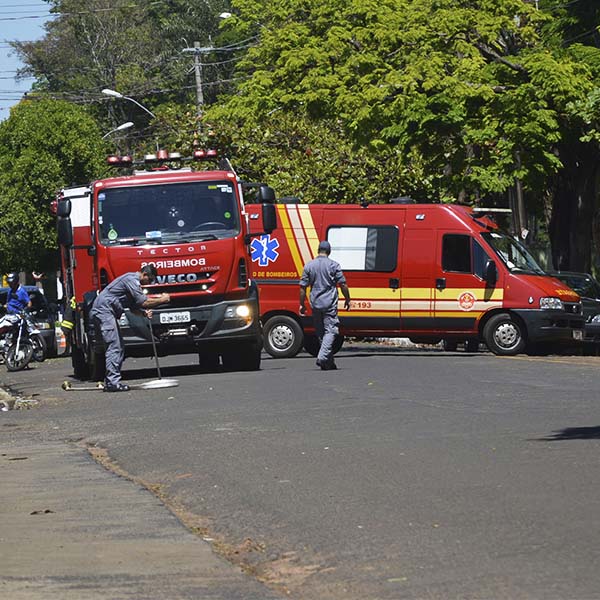 Bombeiros controlam incêndio em imóvel na Av. Siqueira Campos