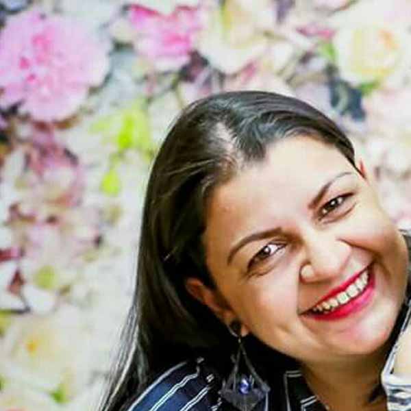 Silvia Costa comemora mais um aniversário.