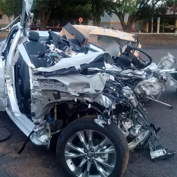 Acidente entre carro e caminhão deixa dois mortos em rodovia