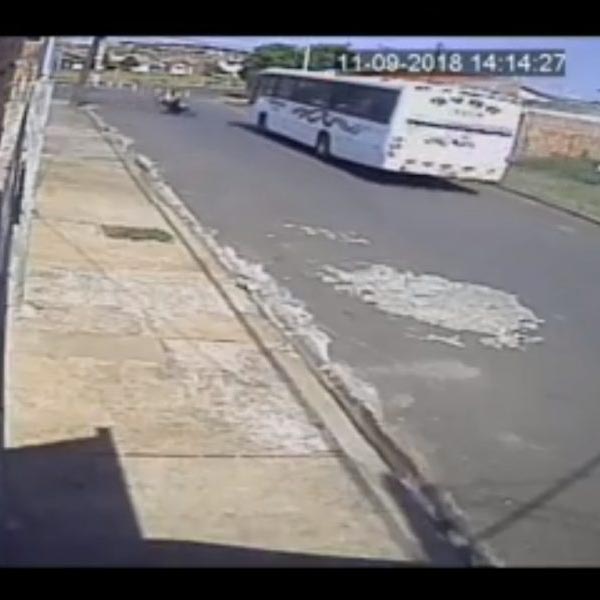 Câmera flagra batida entre moto e ônibus em Assis; veja o vídeo