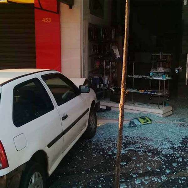 Acidente entre carro e caminhão deixa um ferido na manhã desta quarta em Assis