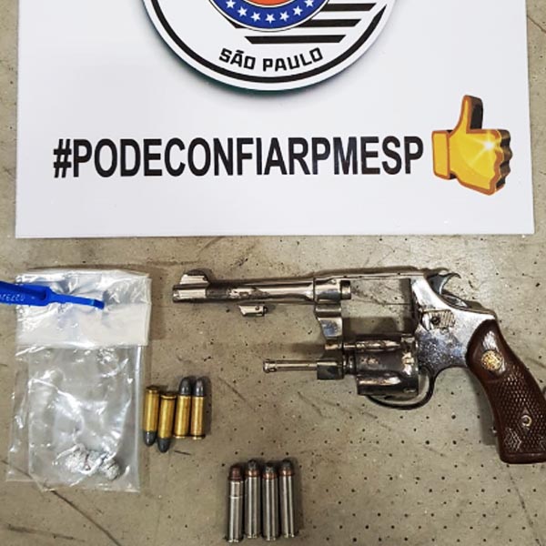 PM captura procurado pela Justiça por roubo e encontra revólver em sua residência