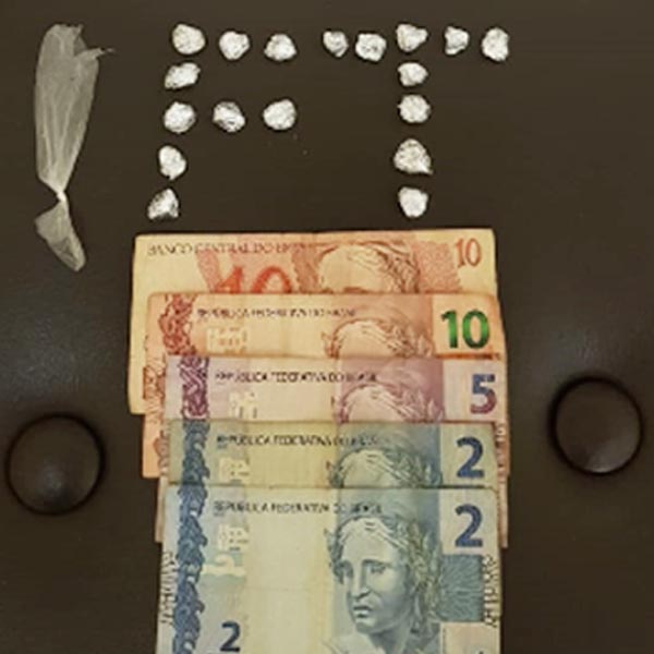 Dupla é flagrada pela PM vendendo drogas na Barra Funda