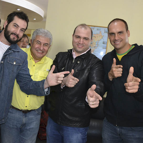 Filho do candidato a presidente Jair Bolsonaro visita Paraguaçu Paulista