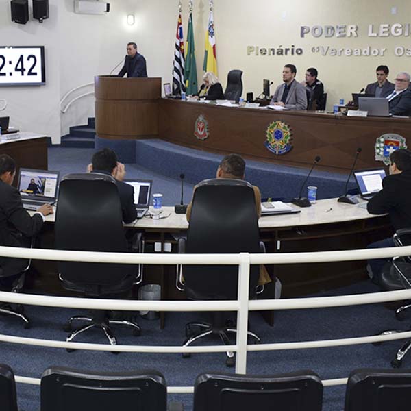Vereadores fazem questionamentos à prefeita Almira Garms