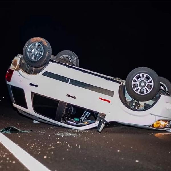 Motorista capota carro ao desviar de cone de sinalização em rodovia de Ourinhos