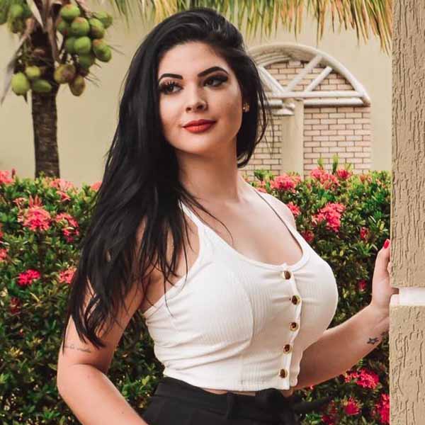 Renata Fernandes recebe os parabéns pela chegada de mais um aniversário