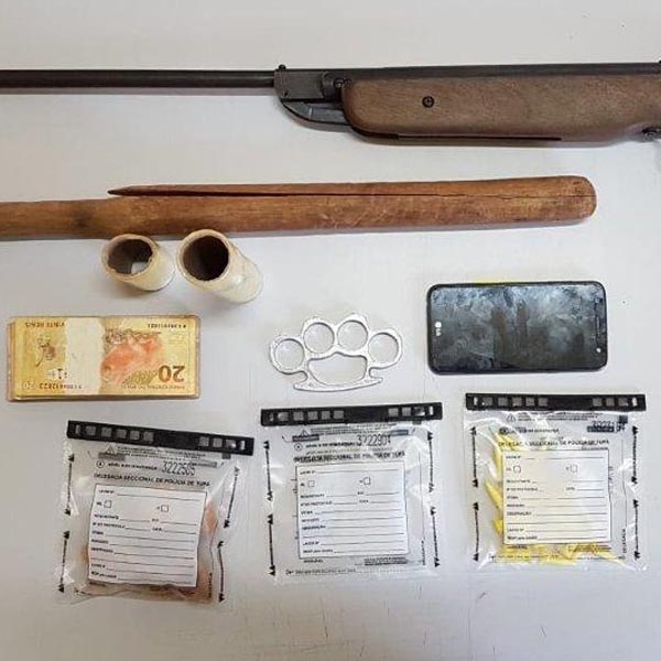 Homem é preso com arma, dinheiro e drogas em Quatá